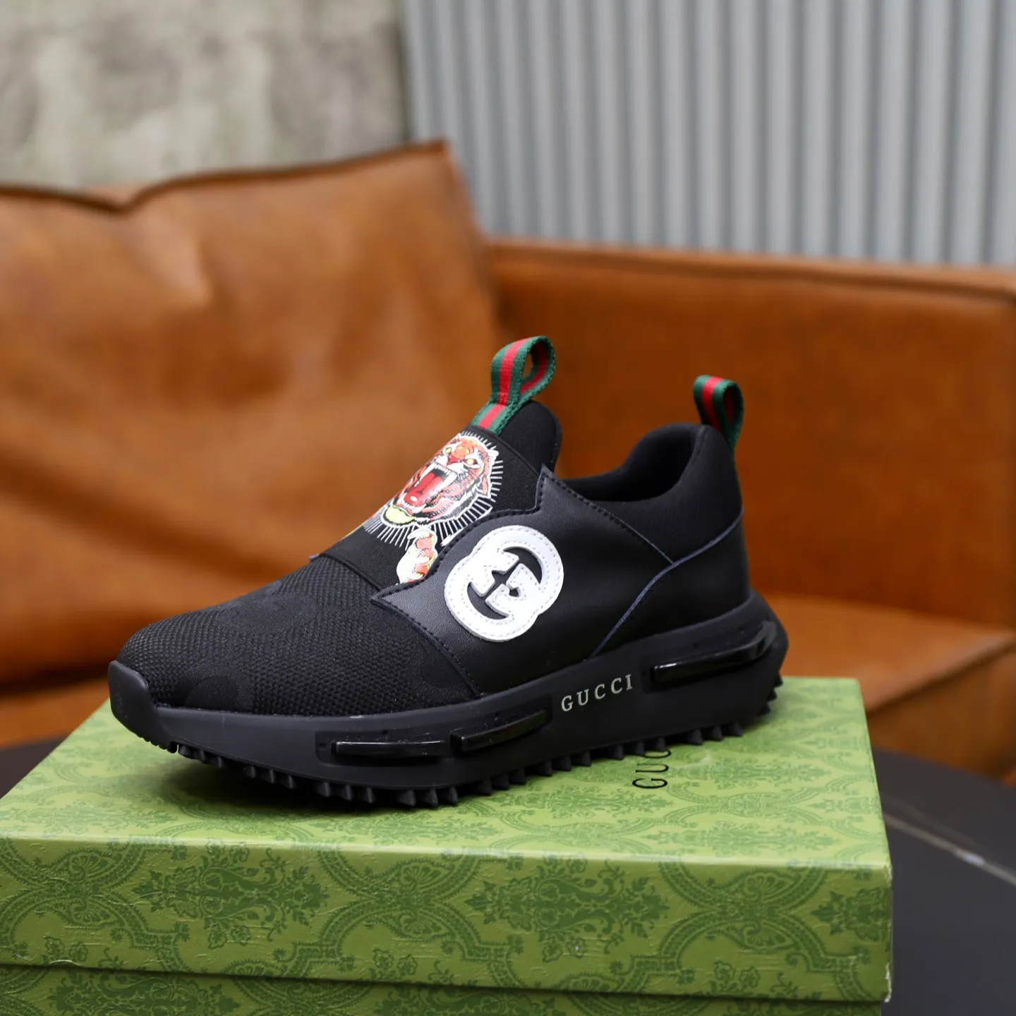 Ex-factory price: 462💰🙅‍♂️🙅‍♂️🙅‍♂️ Brand: GUCCI Standard code: 38-44 (45 customized) Grade: Same as the official website Material: Original cowhide material spliced with brand cloth Comfortable and breathable lining Lightweight and wear-resistant sports outsole Style category: Men's fashionable casual shoes Running sports shoes Distinguished luxury brand elements Top luxury color: actual picture color